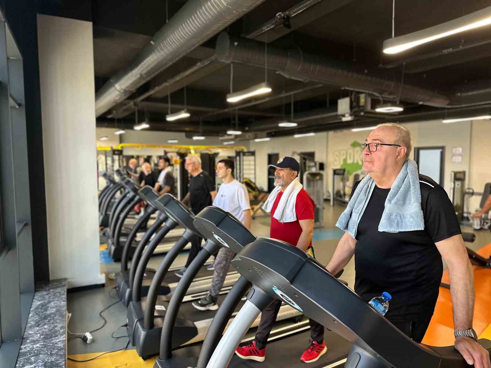 70 yaşındaki ihtiyar delikanlılar sporda gençlere taş çıkartıyor