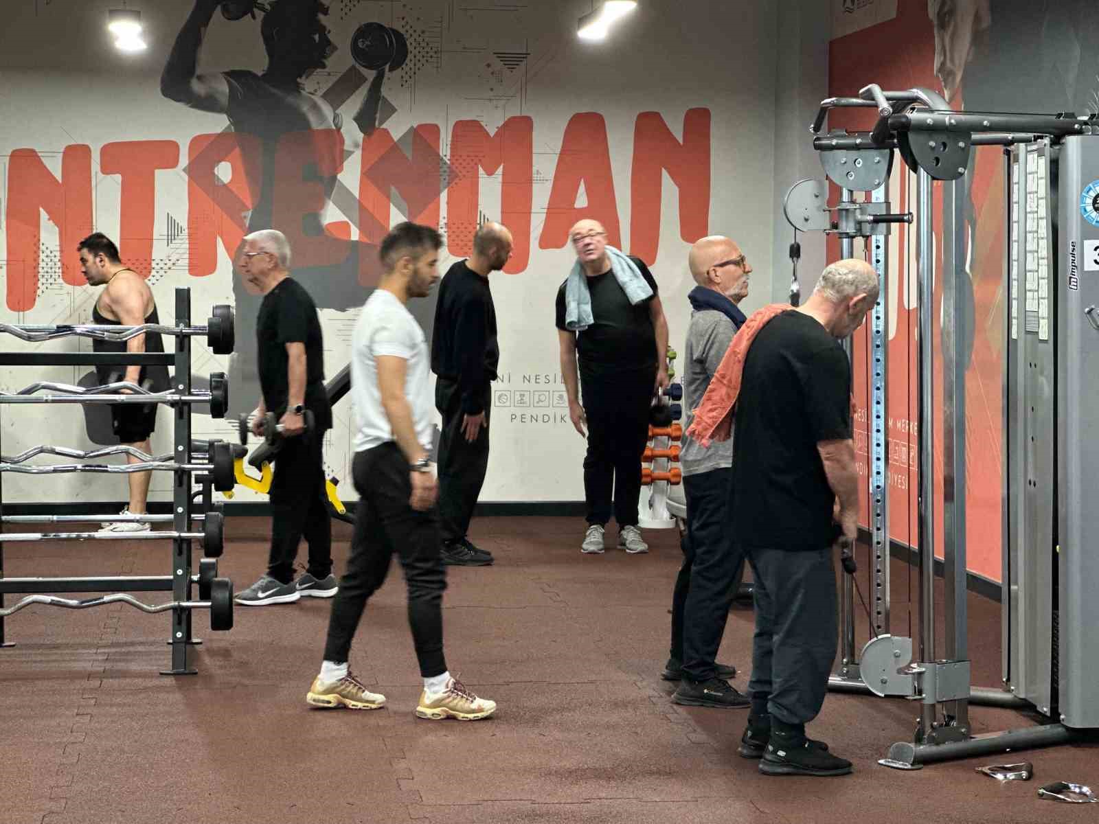 70 yaşındaki ihtiyar delikanlılar sporda gen&ccedil;lere taş &ccedil;ıkartıyor
