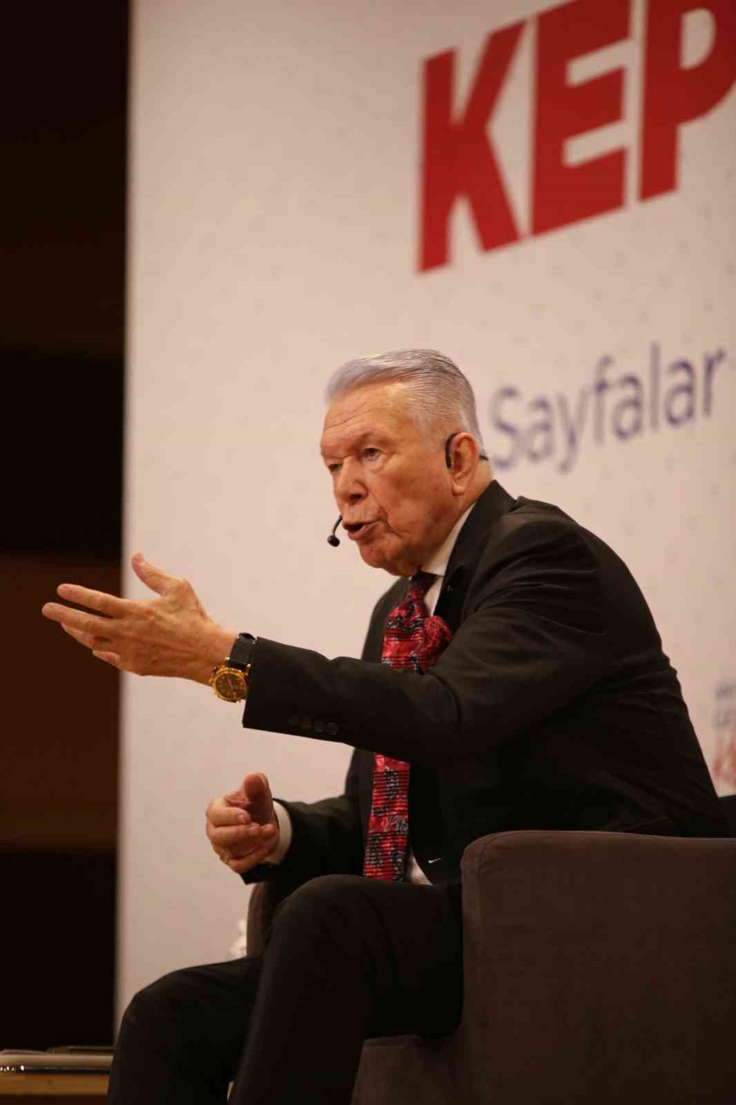 Uğur D&uuml;ndar, Kepez Kitap Fuarı&rsquo;nda anılarını paylaştı
