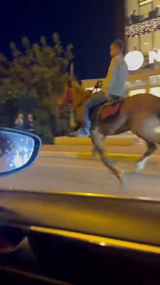 Şehrin göbeğinde dörtnala giden atı gören dönüp bir daha baktı