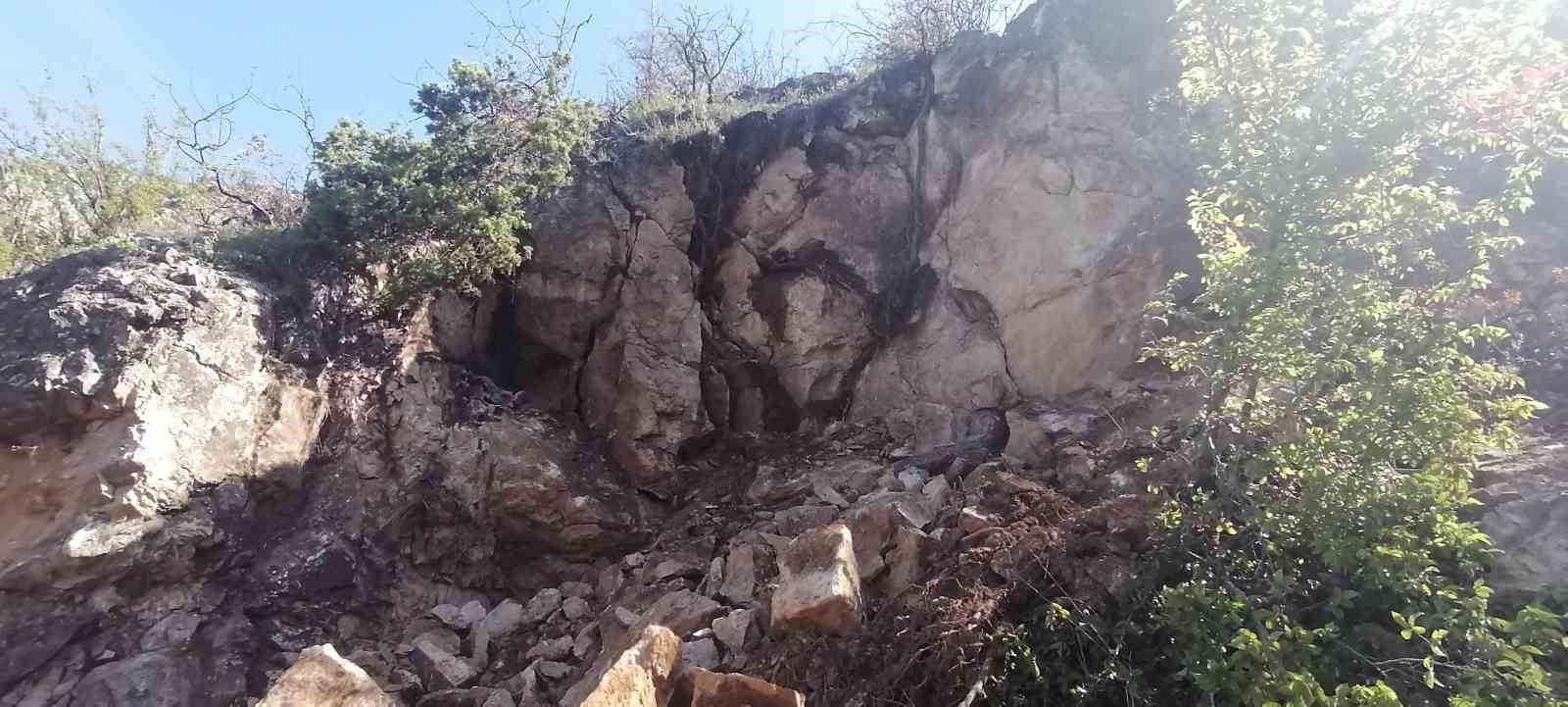 Amasya’da dağdan kopan dev kaya parçaları korkuttu