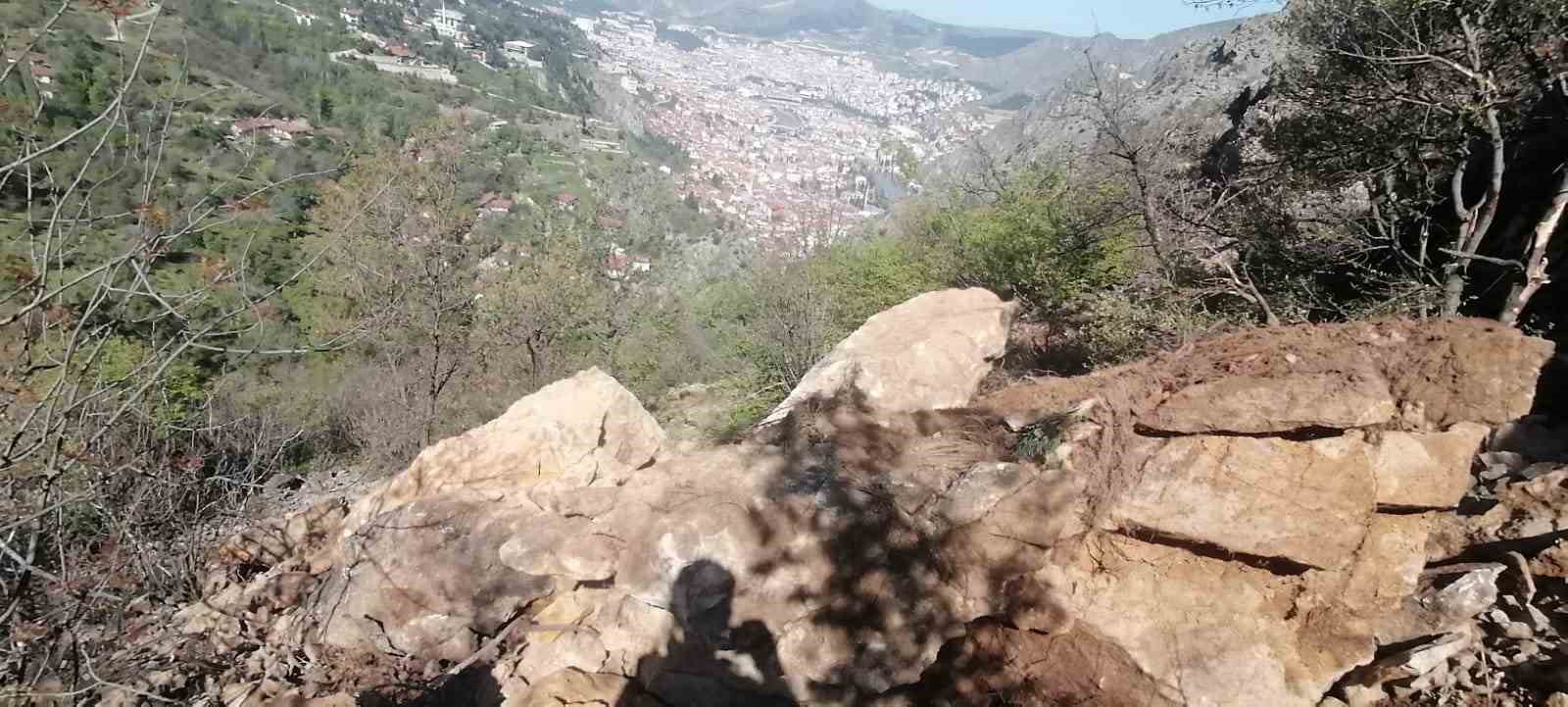 Amasya’da dağdan kopan dev kaya parçaları korkuttu