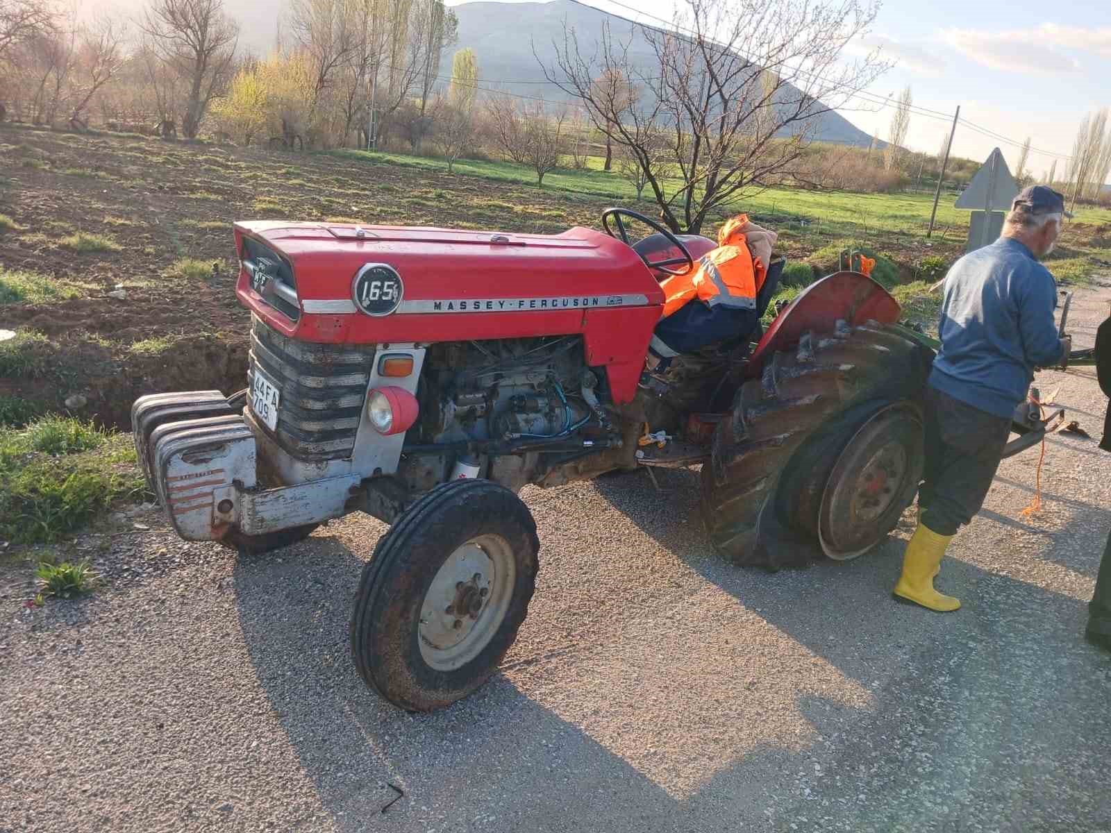 Trakt&ouml;re arkadan &ccedil;arpan otomobilde s&uuml;r&uuml;c&uuml; yaralandı
