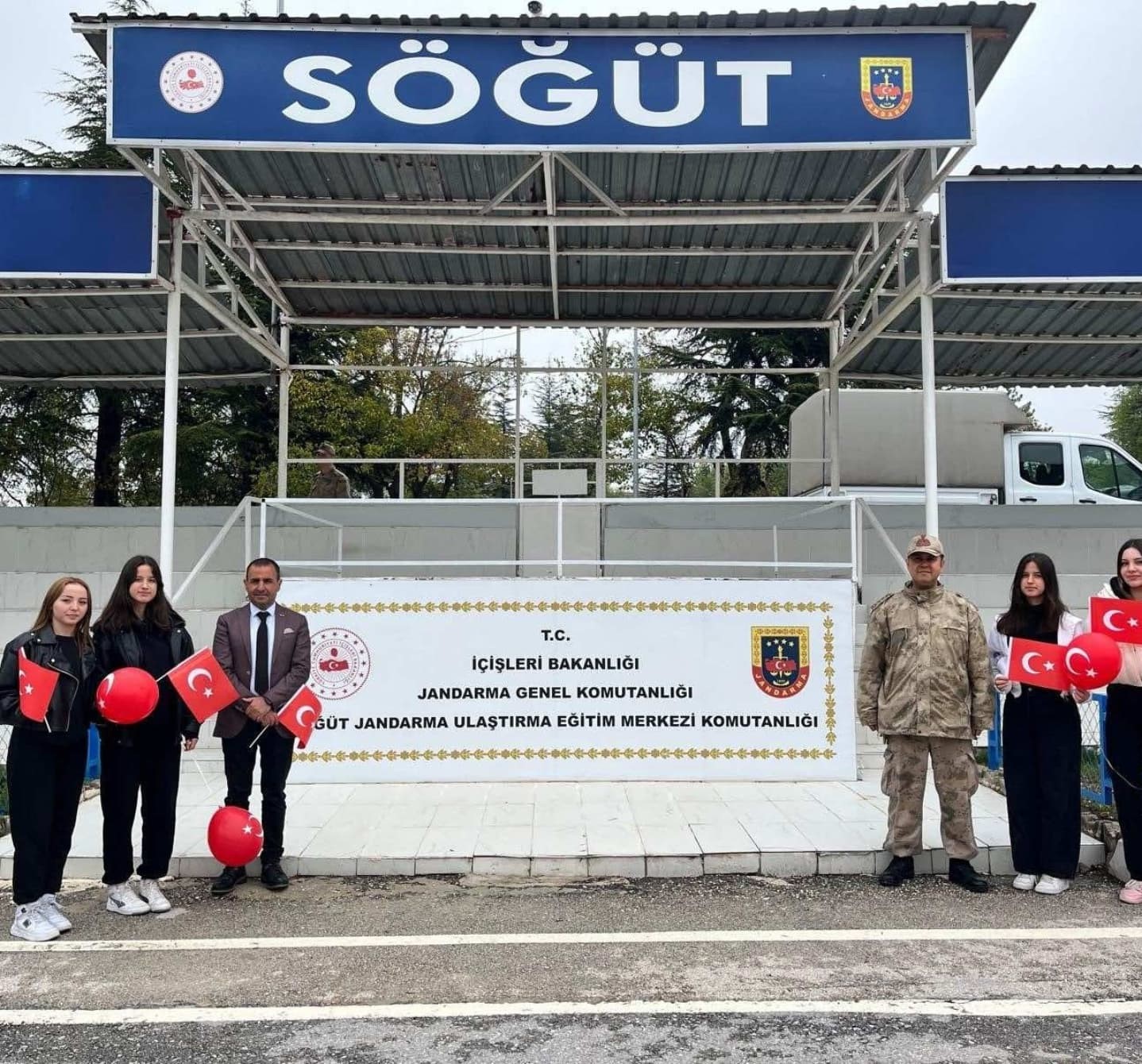Liseli &ouml;ğrencilerden S&ouml;ğ&uuml;t Jandarma Ulaştırma Eğitim Merkezi Komutanlığına anlamlı ziyaret
