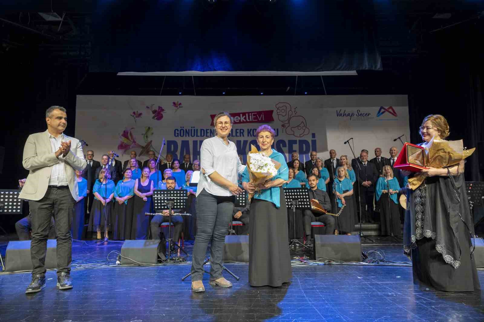 G&ouml;n&uuml;lden Sesler Korosundan T&uuml;rk Sanat M&uuml;ziği ziyafeti
