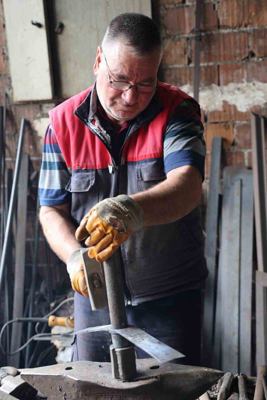 Fabrikasyon imalatlar iş görmeyince, İbrahim Usta zamanla yarışıyor