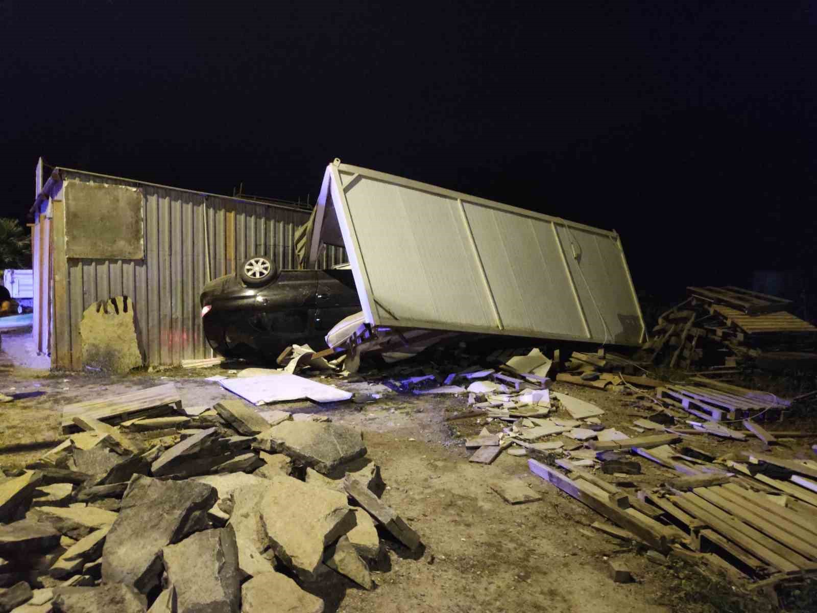 Bodrum’da otomobil konteynere çarptı: 3 yaralı