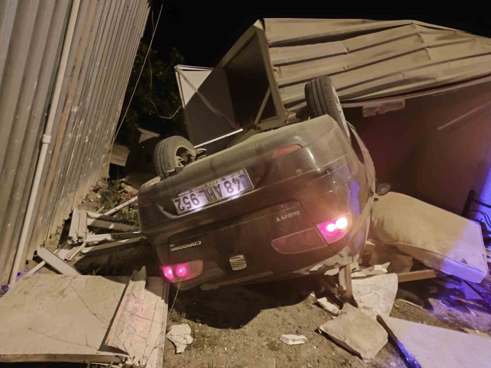 Bodrum&rsquo;da otomobil konteynere &ccedil;arptı: 3 yaralı
