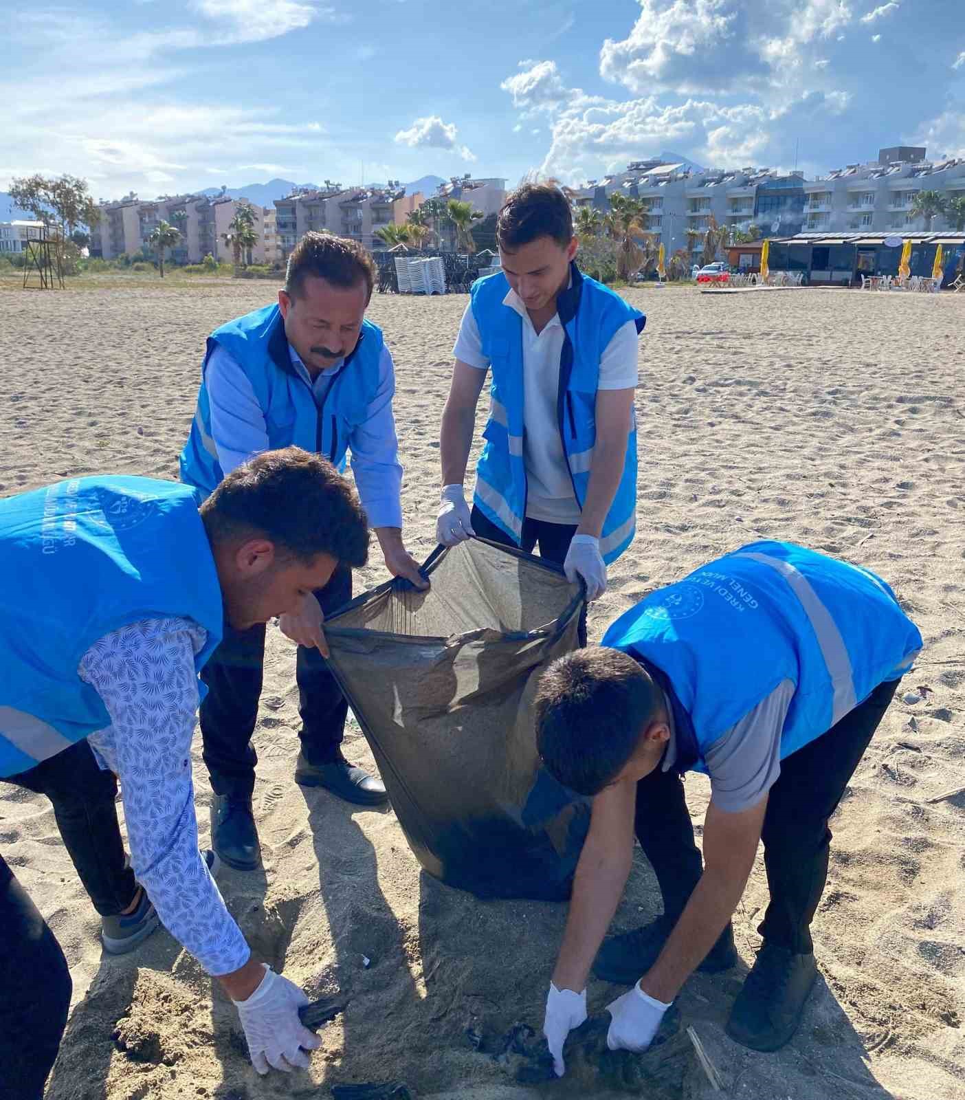 Anamurlu gen&ccedil;ler sahil temizliği yaptı
