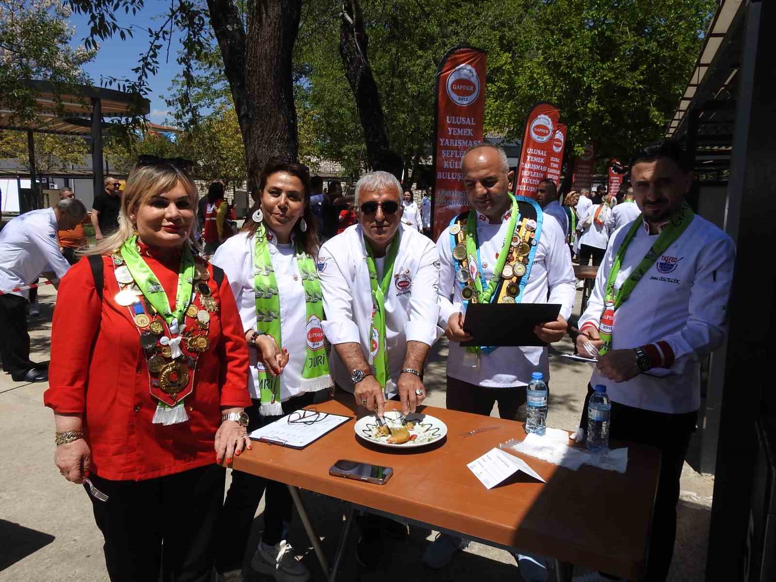 Geleceğin şefleri yemek yarışmasında h&uuml;nerlerini sergiledi
