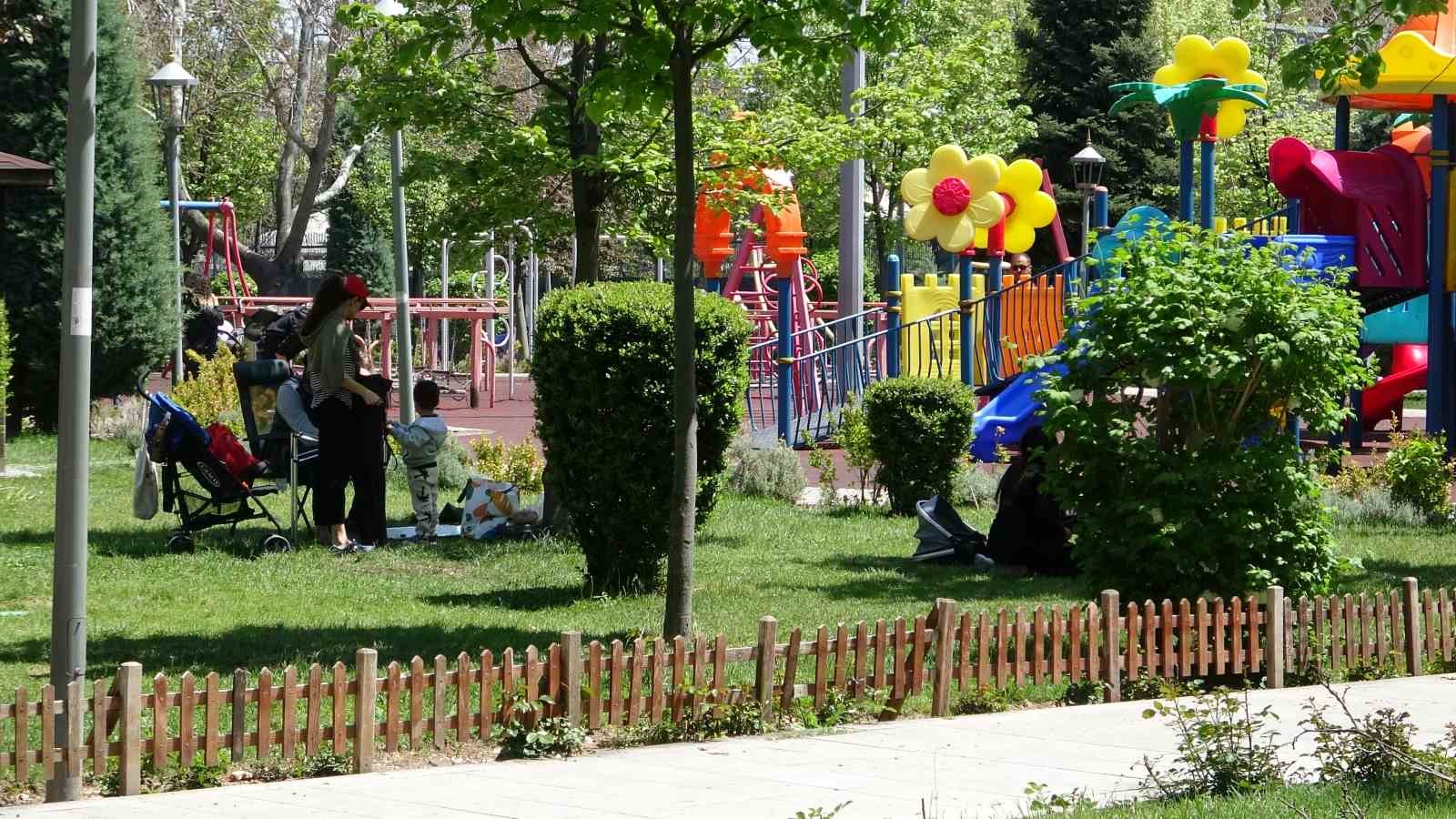 Konya&rsquo;da vatandaşlar yağışlı haftanın sonunu g&uuml;neşli havada parklarda değerlendirdi

