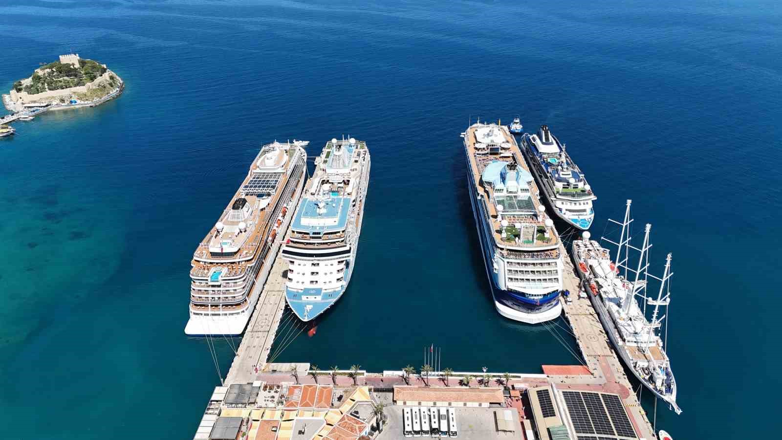 Kuşadası’na aynı anda 5 kruvaziyer demirledi