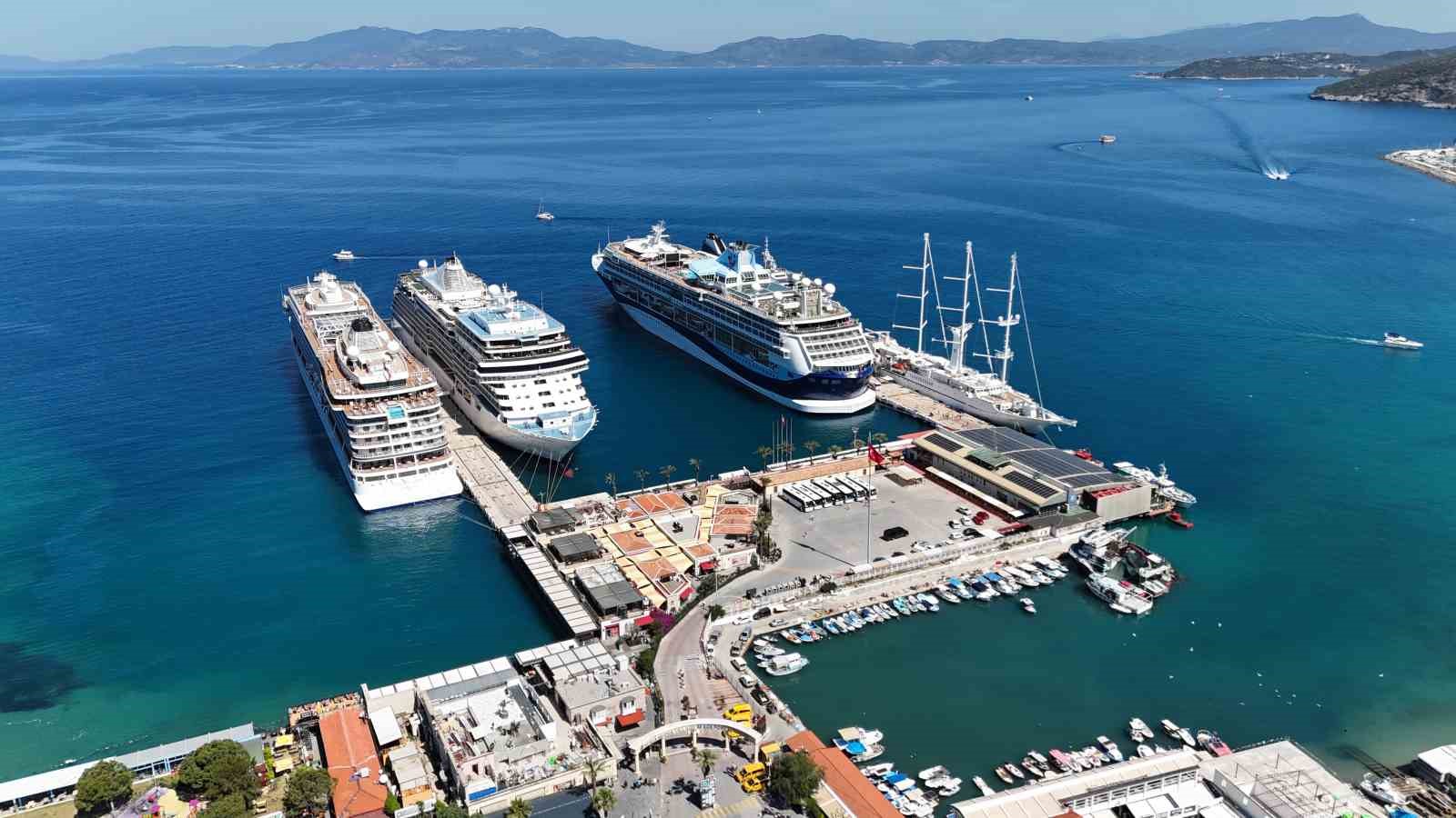 Kuşadası&rsquo;na aynı anda 5 kruvaziyer demirledi
