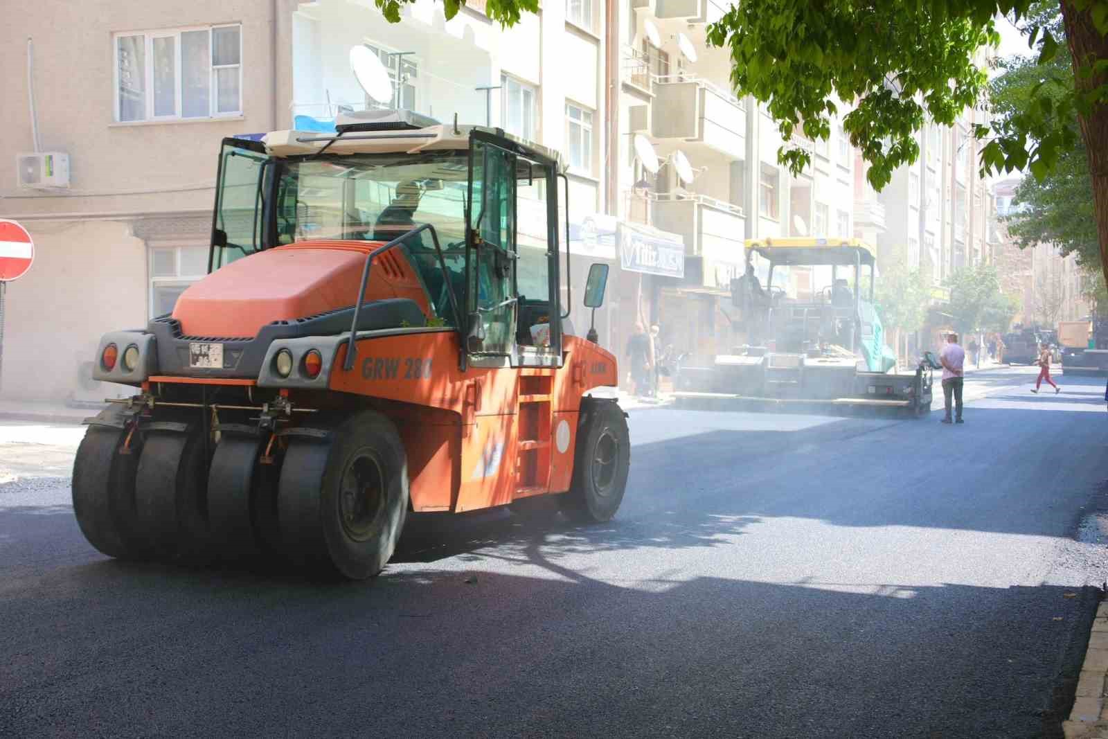 Elazığ’da asfaltlama çalışmaları sürüyor