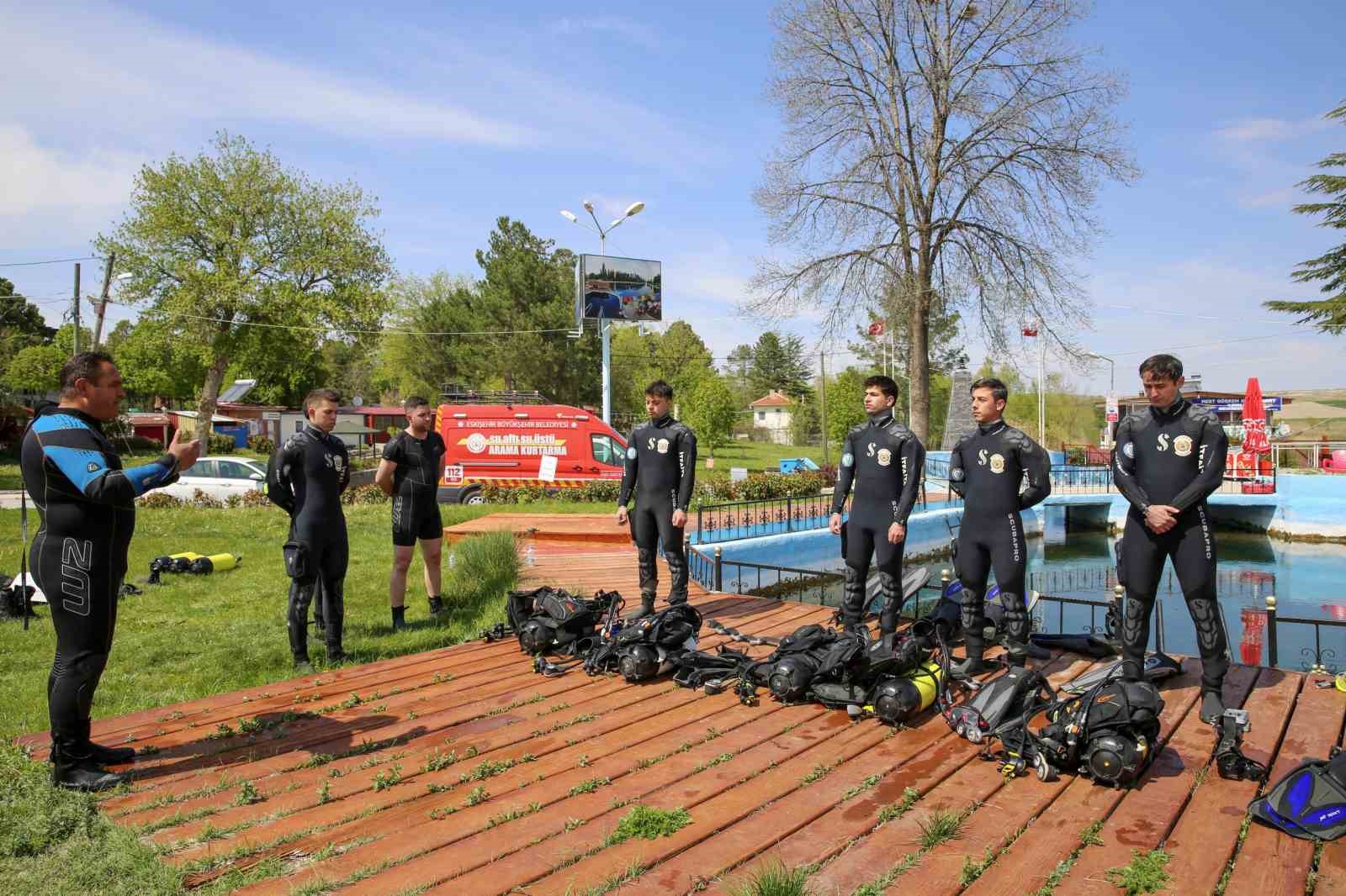 Balık adamlar kampa girdi
