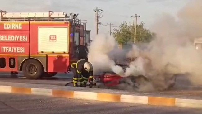 Edirne’de alev alan otomobili terk eden sürücü kayıplara karıştı