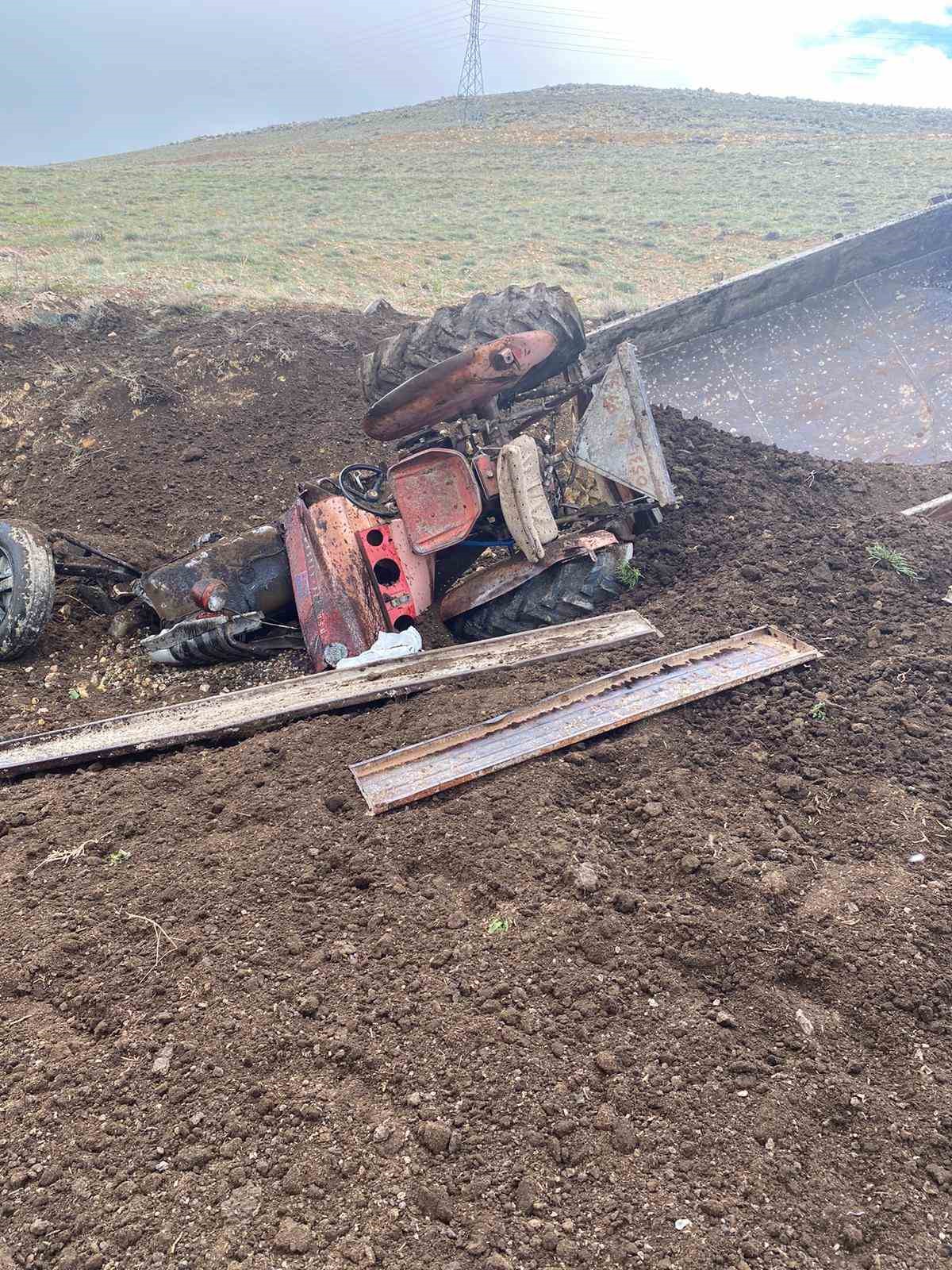 Kontrolden &ccedil;ıkan trakt&ouml;r şarampole yuvarlandı
