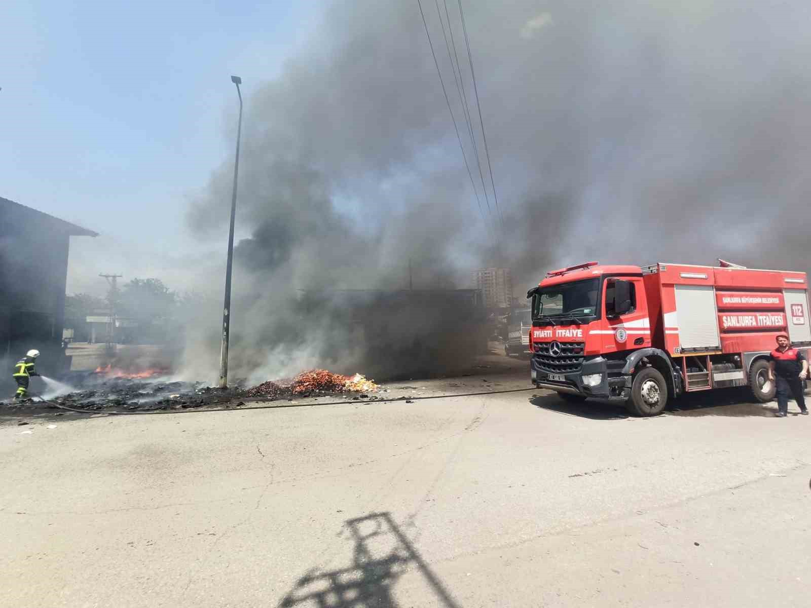 Atık madde yangını itfaiye tarafından s&ouml;nd&uuml;r&uuml;ld&uuml;

