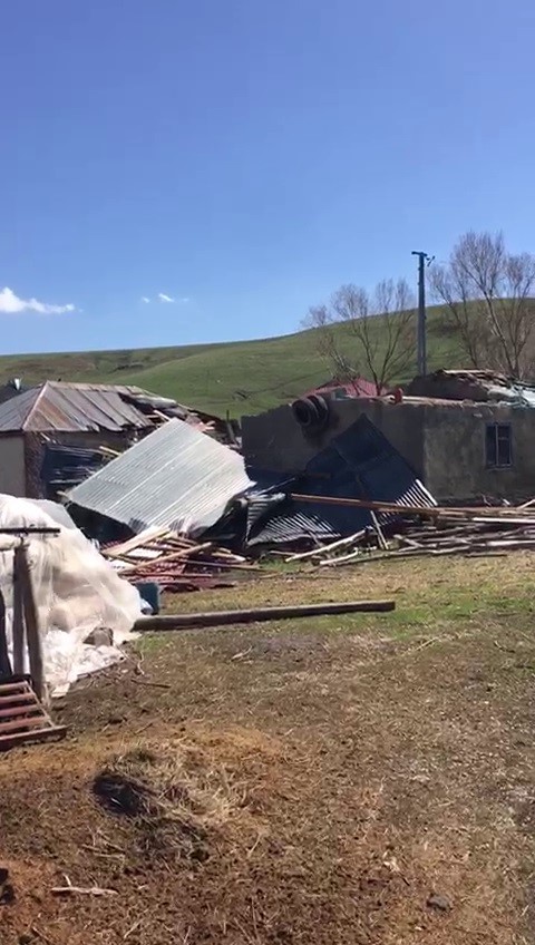 Tekman’da hortumda binaların çatıları uçtu