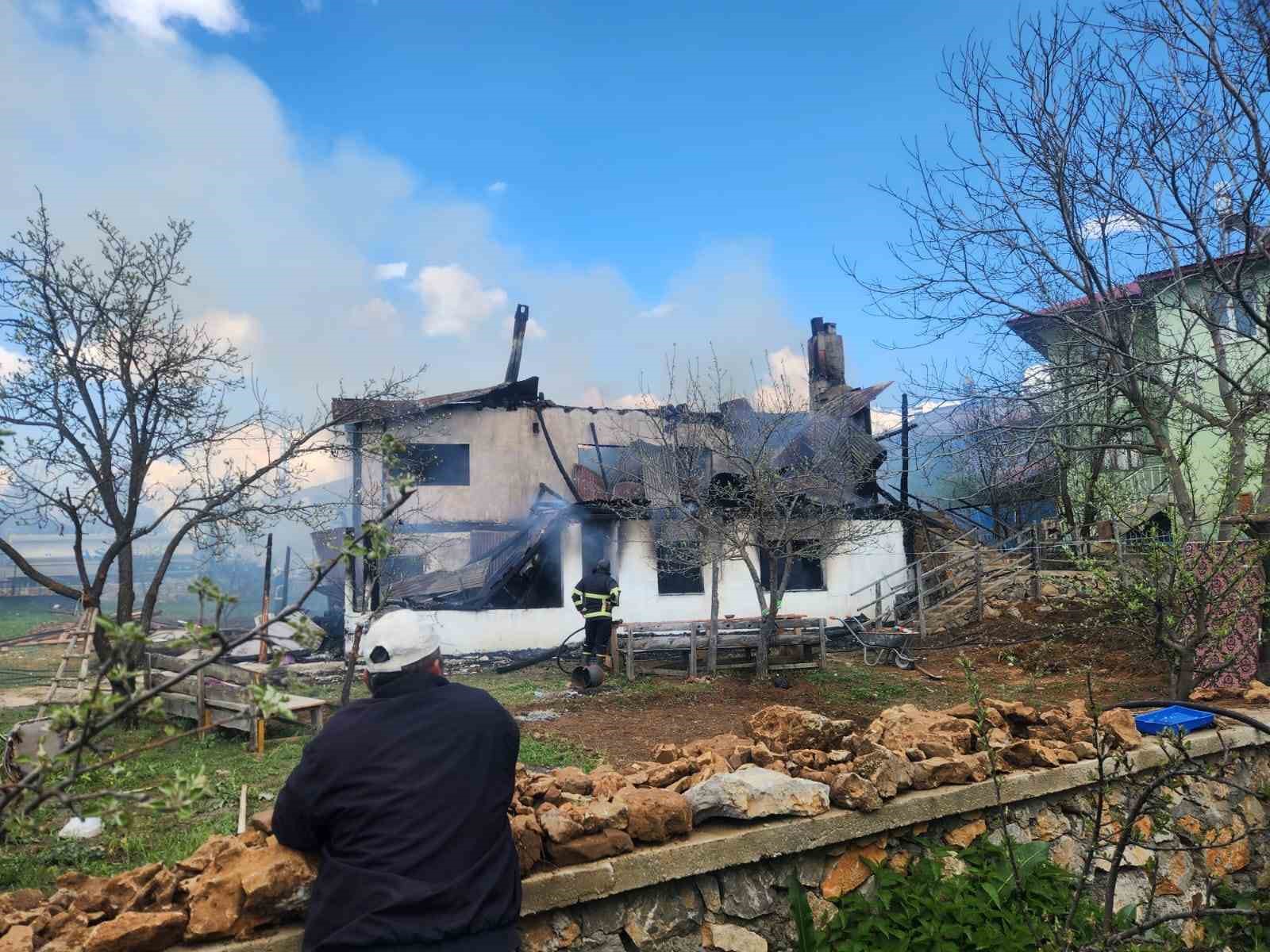 Saimbeyli’de yanan ev kullanılmaz hale geldi