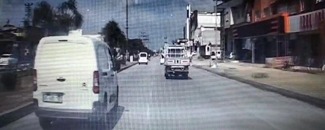 Yolun karşısına geçen kadına çarpıp kaçtı: Kaza anı kamerada