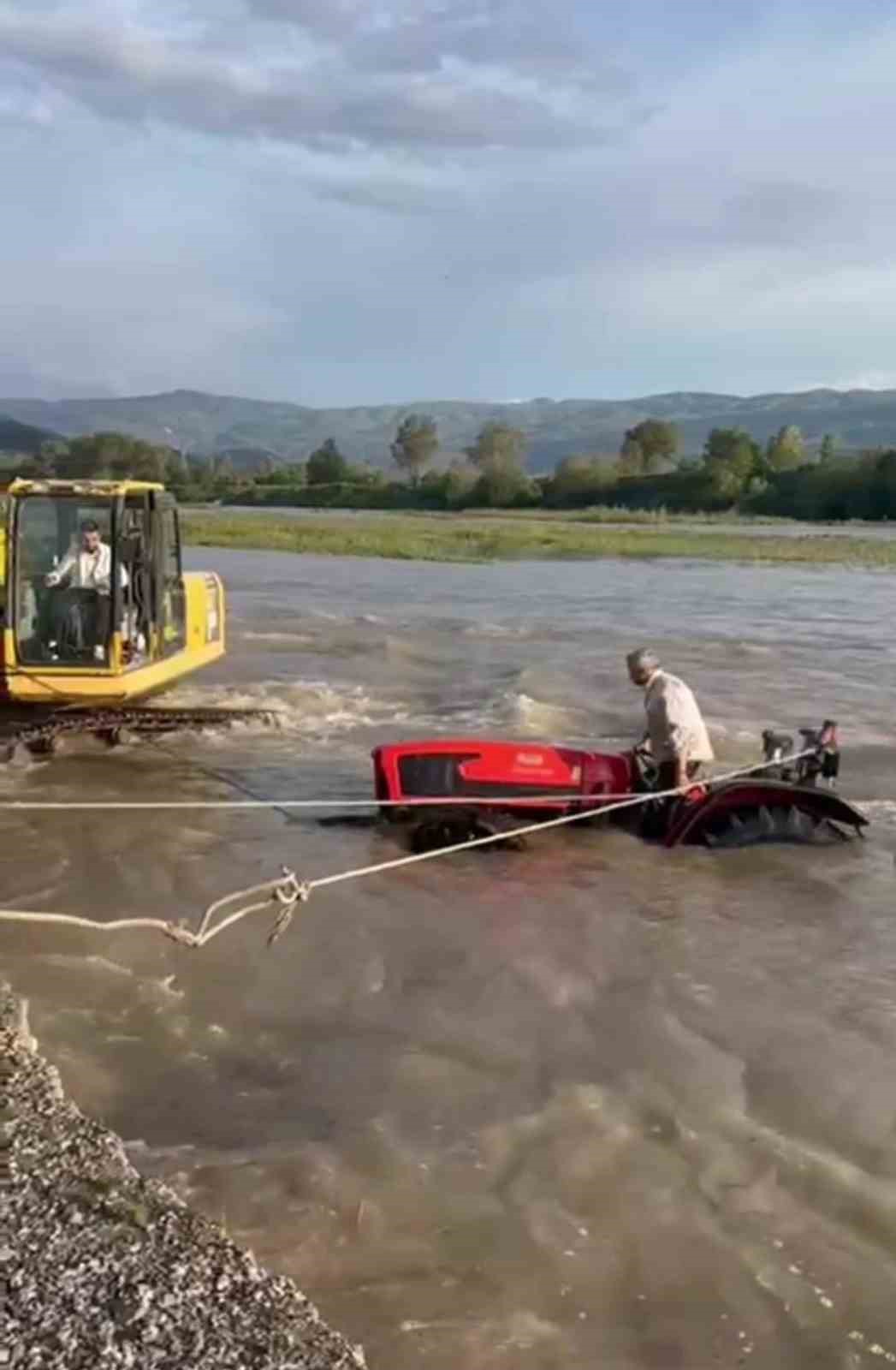 Uyarılara aldırış etmedi, traktörüyle akarsuda mahsur kaldı
