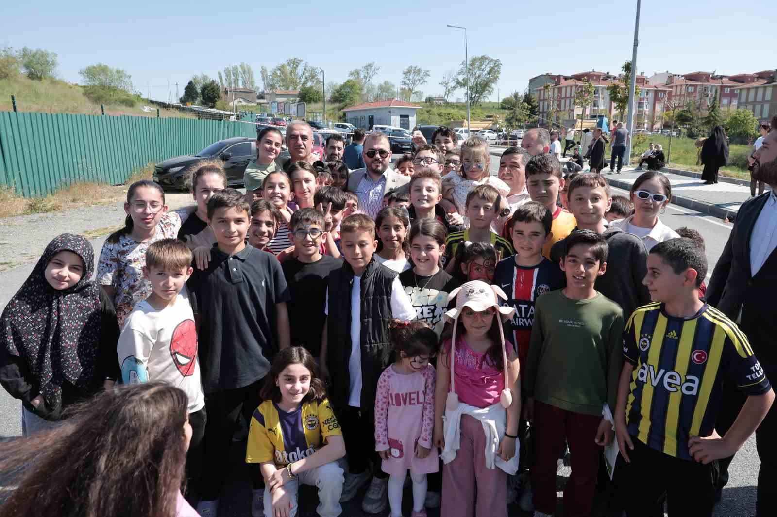 Arnavutk&ouml;y&rsquo;de "U&ccedil;urtma Şenliği" renkli g&ouml;r&uuml;nt&uuml;ler oluşturdu
