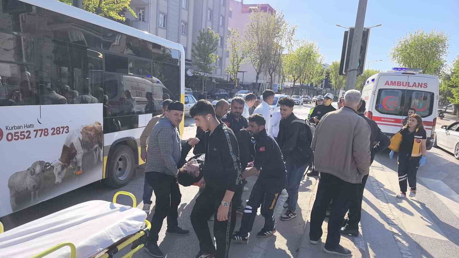 Kazaya yapan motosikletteki 2 kişi yaralandı