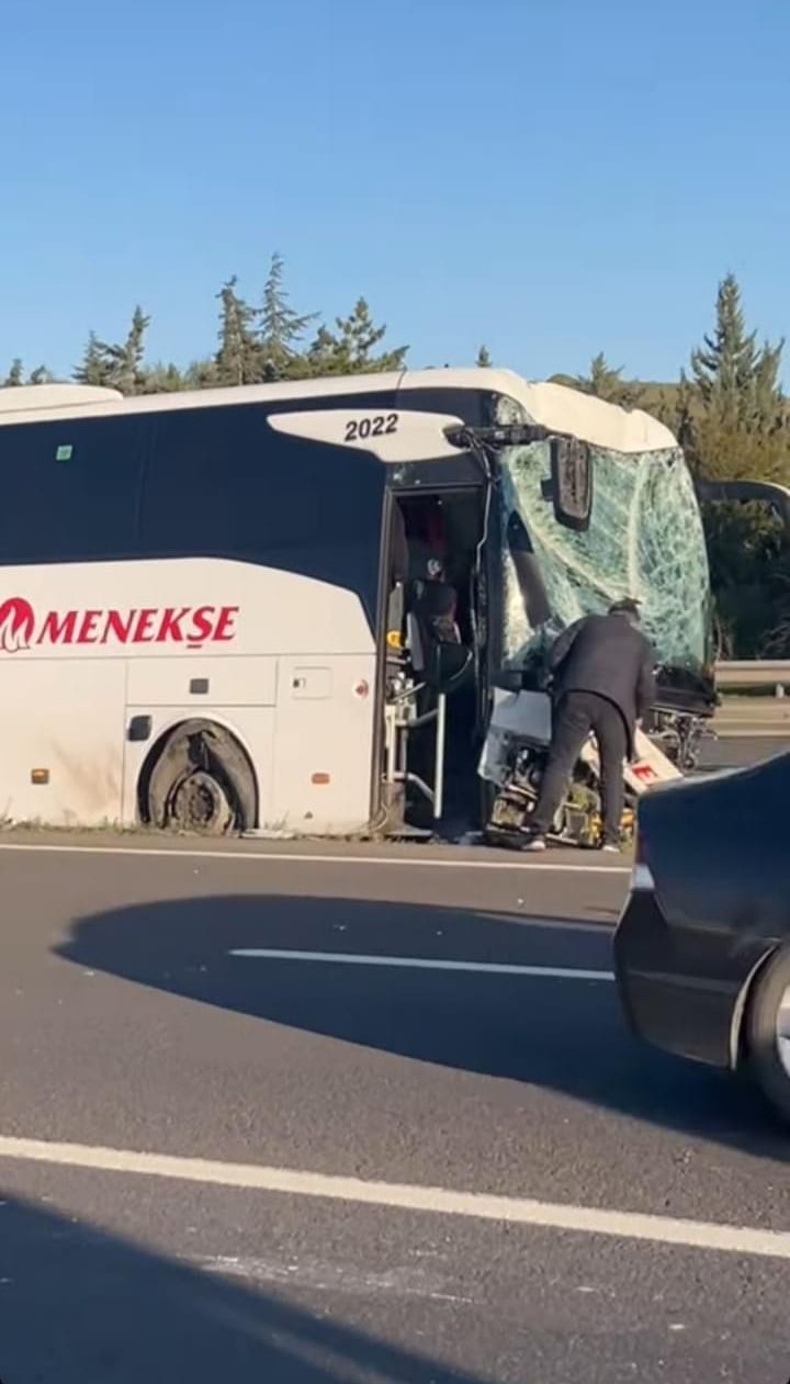 Ankara&rsquo;da geziden d&ouml;nen &ouml;ğrencileri taşıyan otob&uuml;s bariyerlere &ccedil;arptı: 4 yaralı
