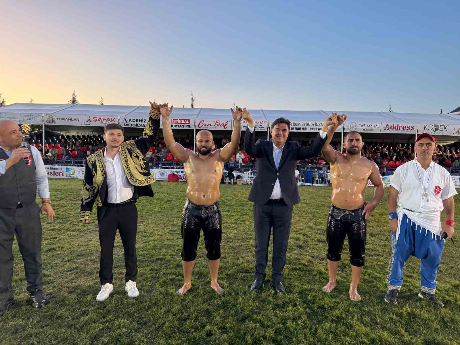 Fethiye’de yağlı güreşlerin kazananı Aktürk oldu