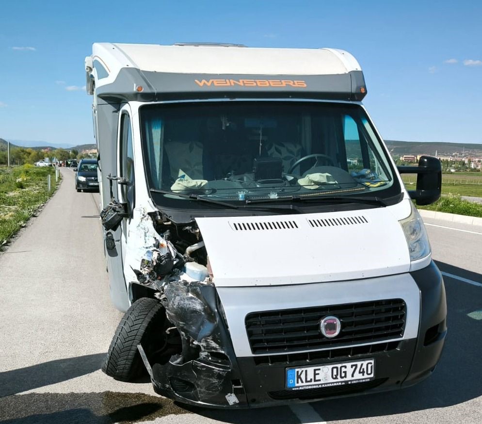 Tavşanlı’da karavan ile minibüs çarpıştı: 1 yaralı