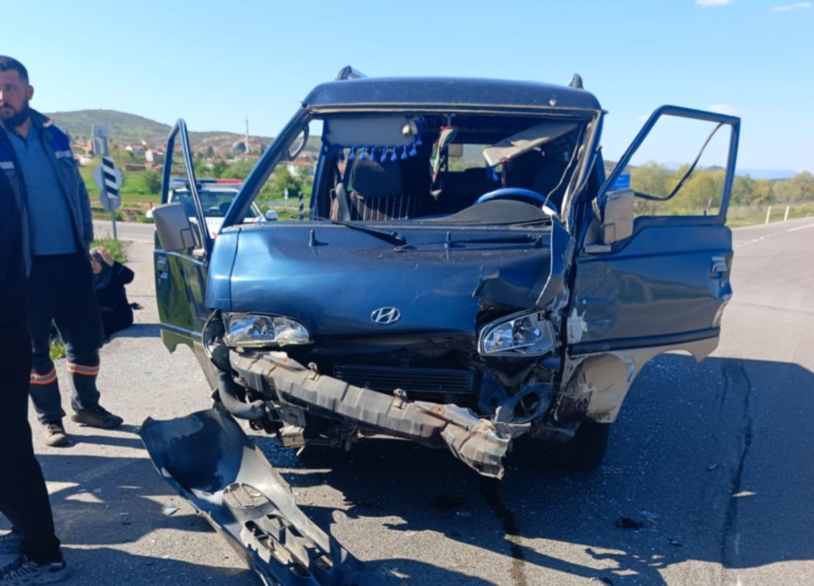 Tavşanlı&rsquo;da karavan ile minib&uuml;s &ccedil;arpıştı: 1 yaralı
