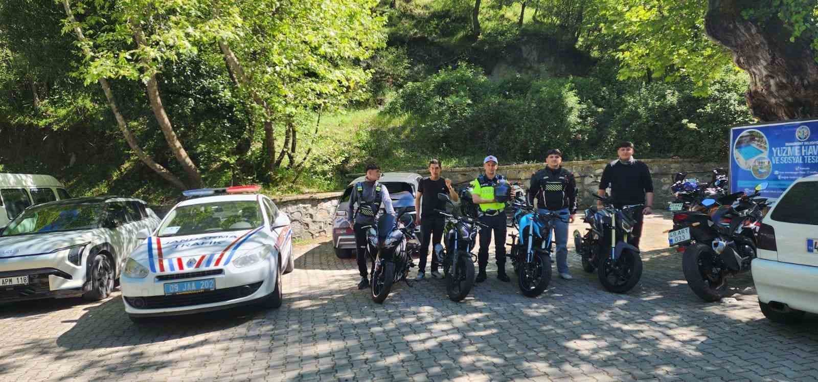 Jandarma, vatandaşlara trafik kurallarını anlattı
