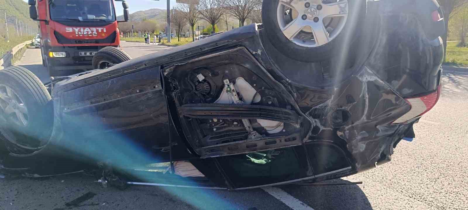 Pazaryeri&rsquo;nde &ccedil;arpışan otomobillerden biri takla attı: 1 yaralı
