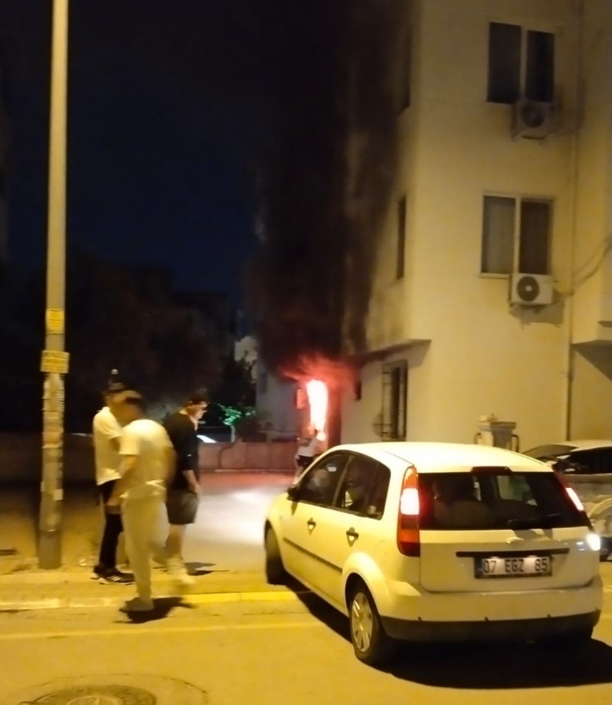 Daireyi saran alevler apartman sakinlerini çatıya çıkarttı