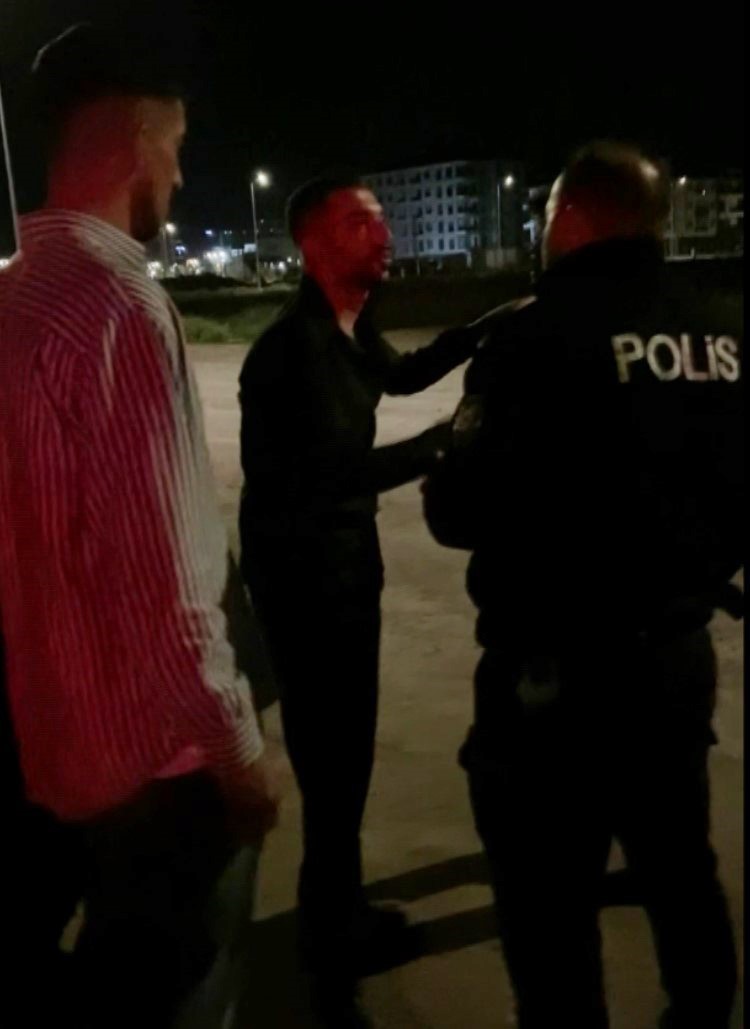 Tekme ve yumrukların havada uçuştuğu düğün kavgasında polis memurları arada kaldı