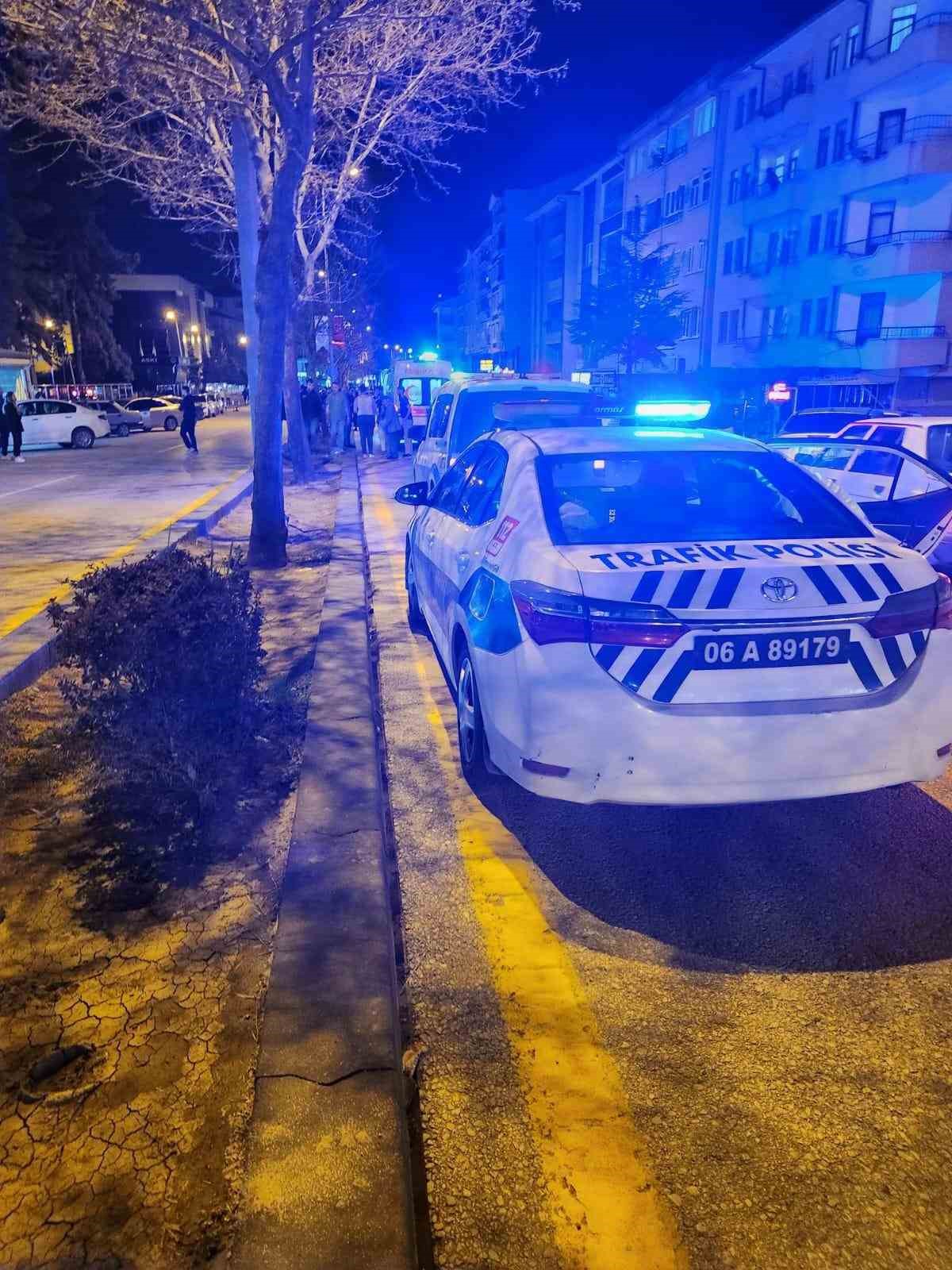 Motosiklet yolun karşısına geçen yayaya çarptı: 2 yaralı