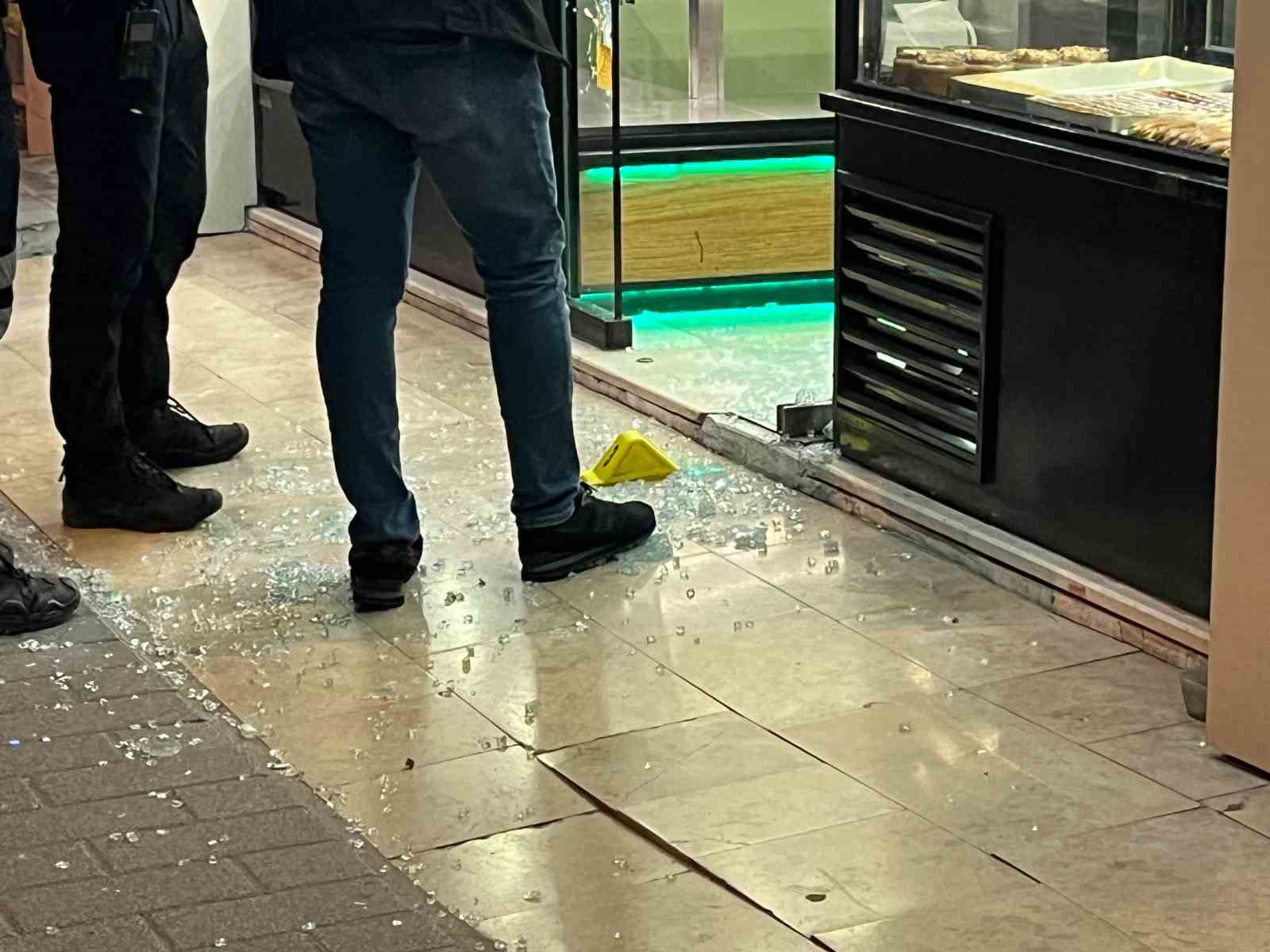 Gaziosmanpaşa’da husumetlisinden kaçarak kafeye saklanan genç, silahlı saldırıda yaralandı