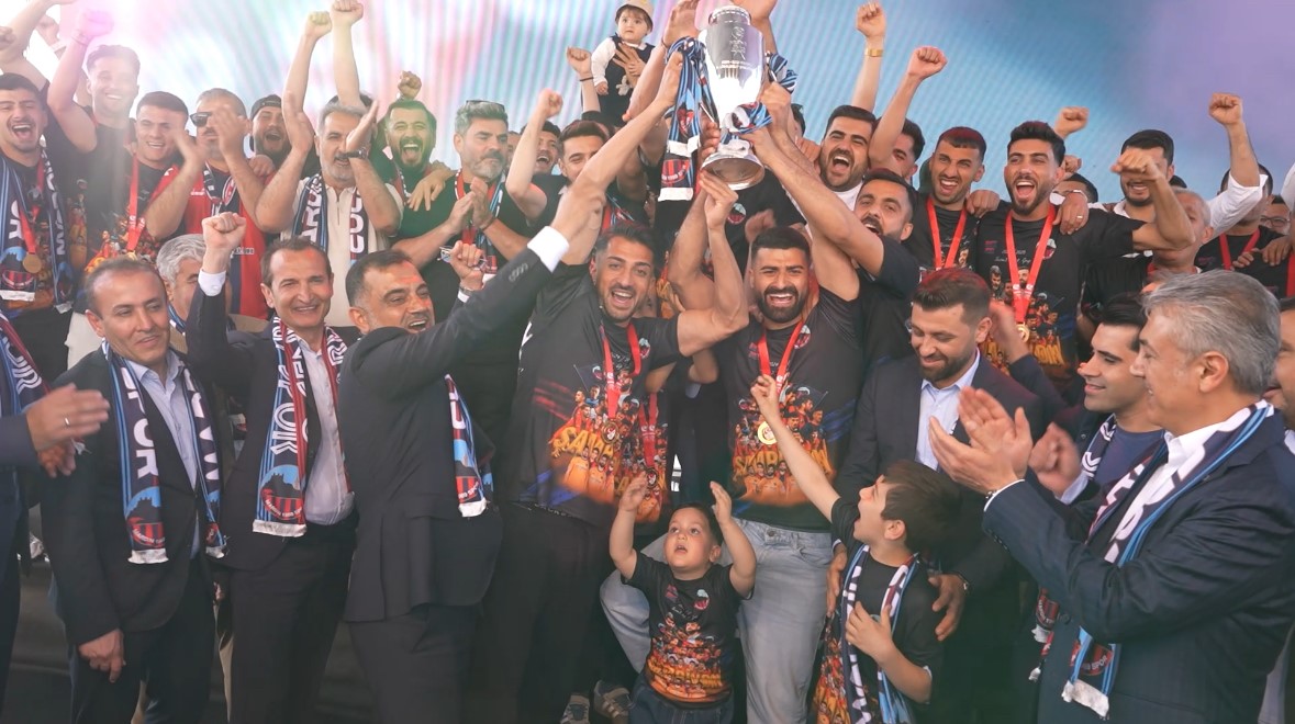 TFF 2. Lig’e yükselen Mardin 1969 Spor, şampiyonluk kupasını aldı
