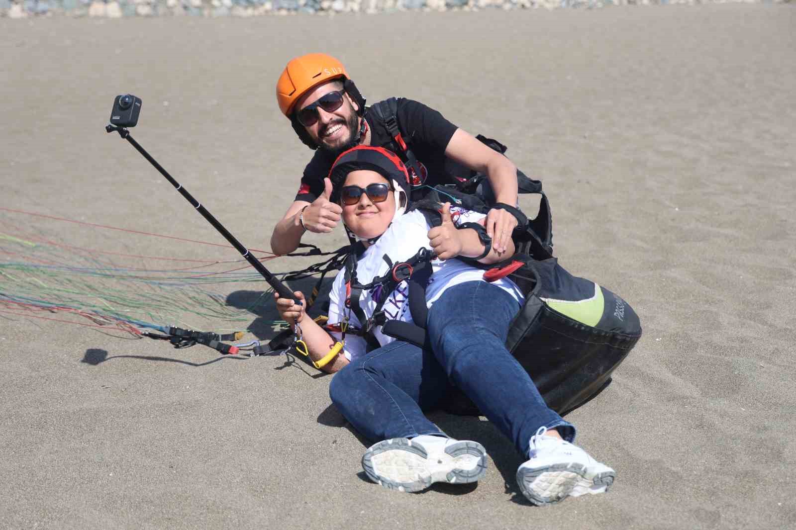 İlk kez paraş&uuml;tle u&ccedil;manın keyfini yaşayan depremzede &ccedil;ocuklar, metrelerce y&uuml;ksekte kitap okudular
