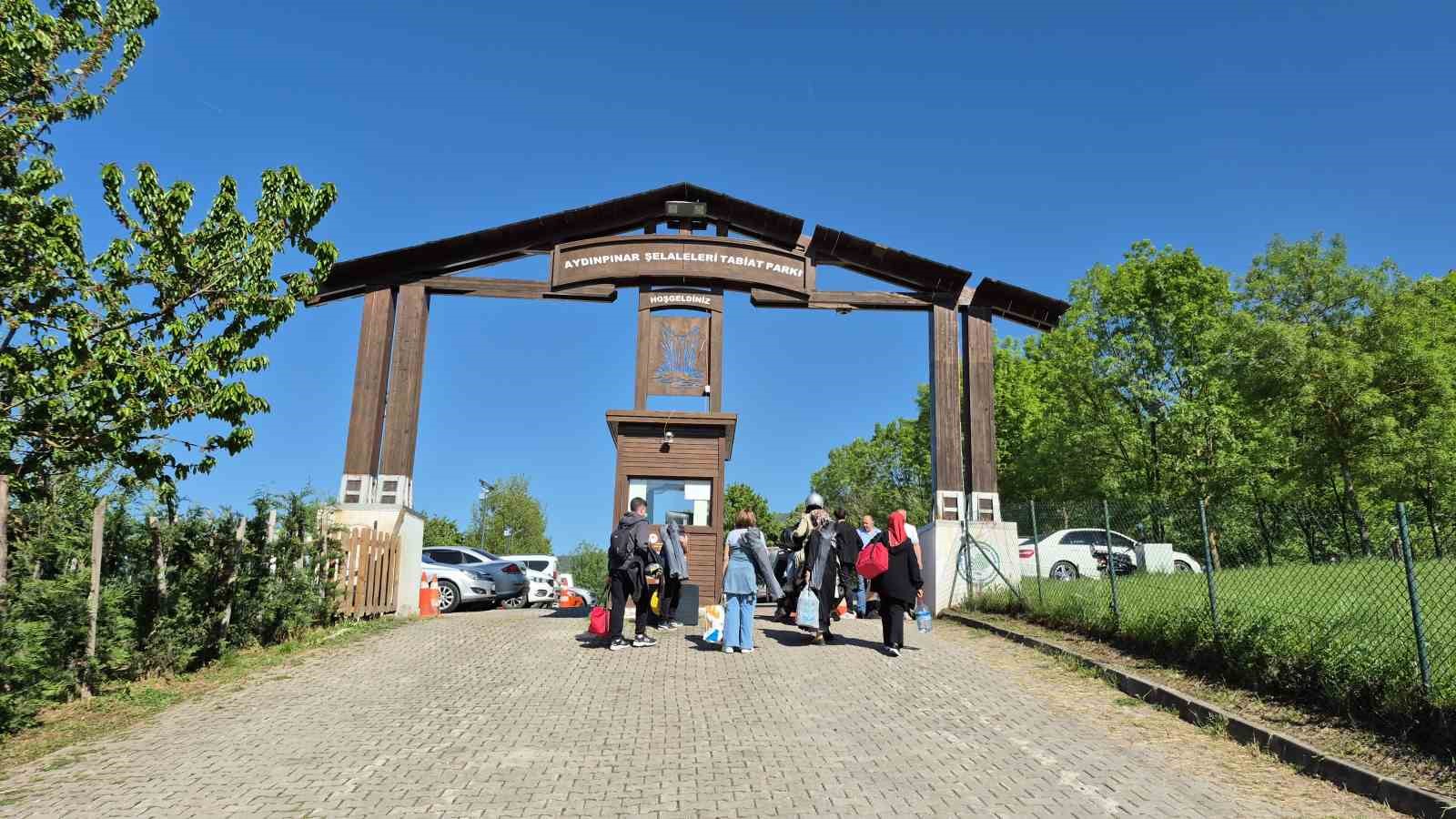 D&uuml;zce&rsquo;de g&uuml;neşi g&ouml;renler soluğu mesire alanlarında aldı
