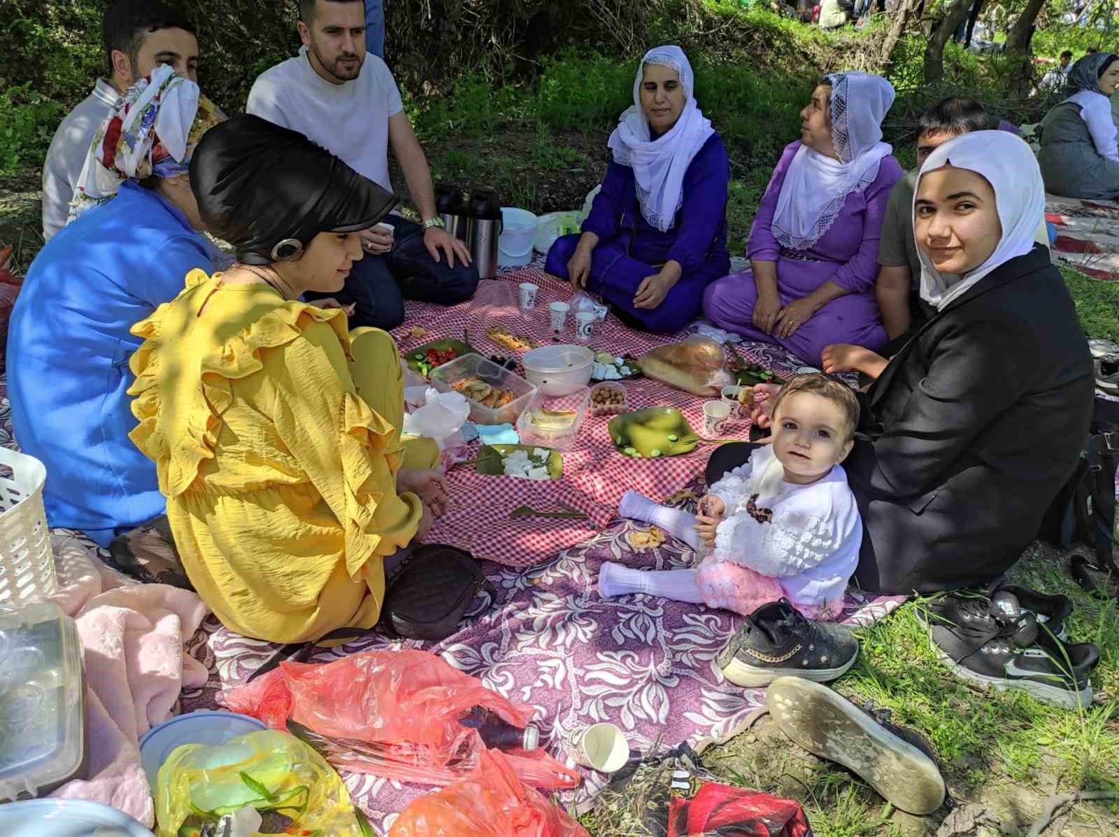 Huzurun sağlandığı k&ouml;ylerine 35 yıl sonra d&ouml;nen aileler, kazanlarda yemekler pişirip doyasıya eğlendi
