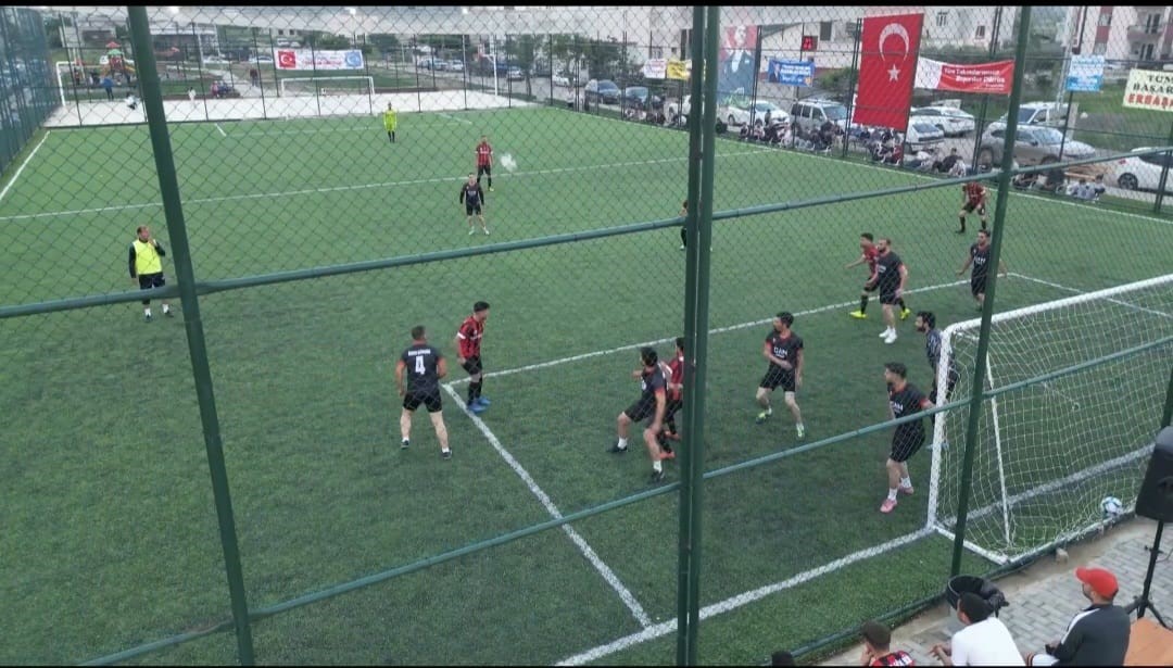 Her mahalle takımını kurdu,  futbol heyecanı başladı