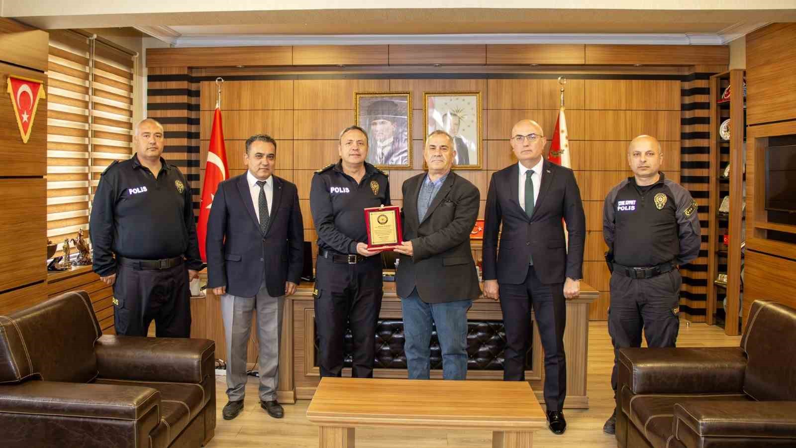 Emekliye ayrılan meslektaşına vefa plaketi