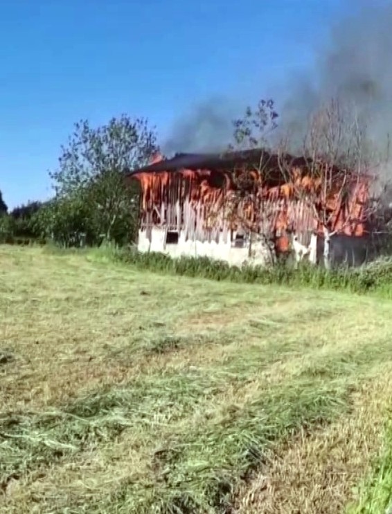 Sakarya&rsquo;da alevlere teslim olan samanlık k&uuml;le d&ouml;nd&uuml;
