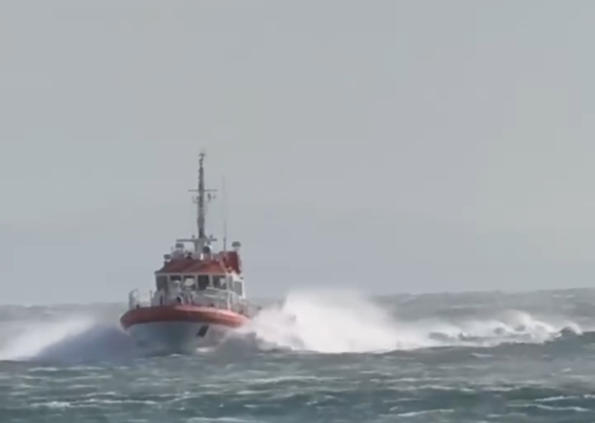 Erdek&rsquo;te fırtınaya rağmen hasta tahliyesi ger&ccedil;ekleştirildi
