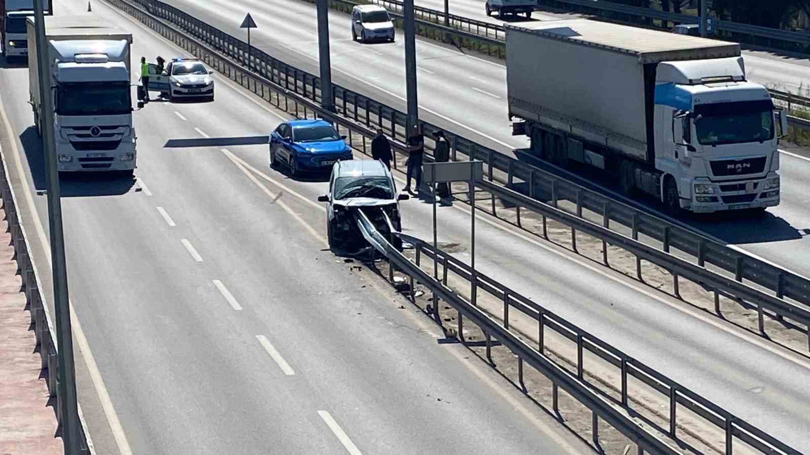 Hafif ticari araç bariyere saplandı