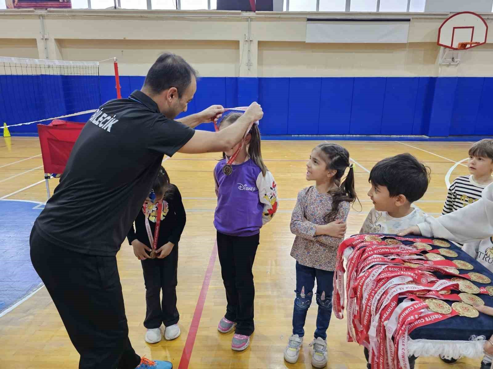 Bilecik anaokulu minikleri voleybol ile tanıştı
