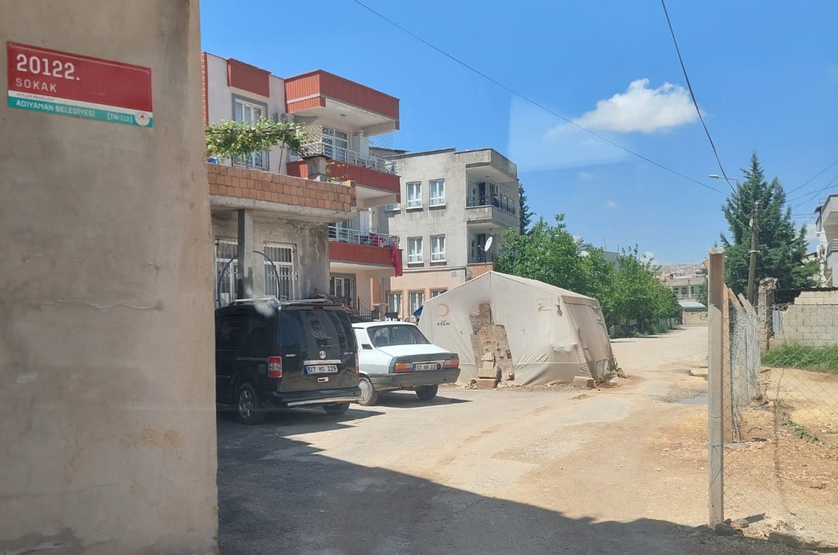 Sokak ortasına kurulan çadır ulaşıma engel oluyor