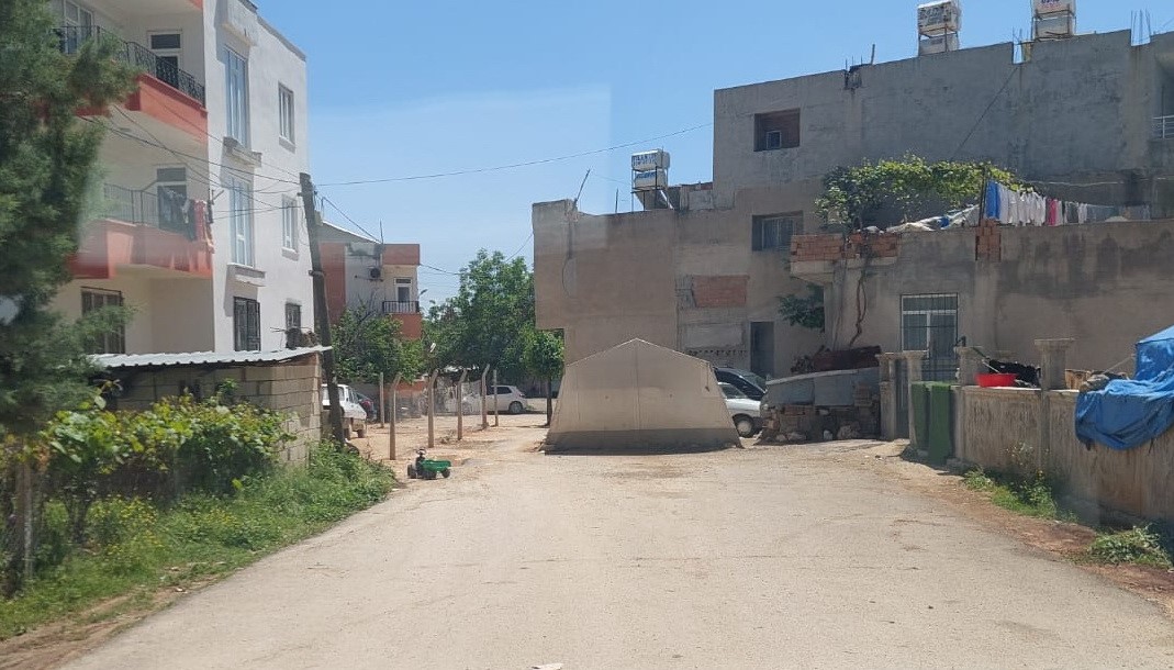 Sokak ortasına kurulan çadır ulaşıma engel oluyor
